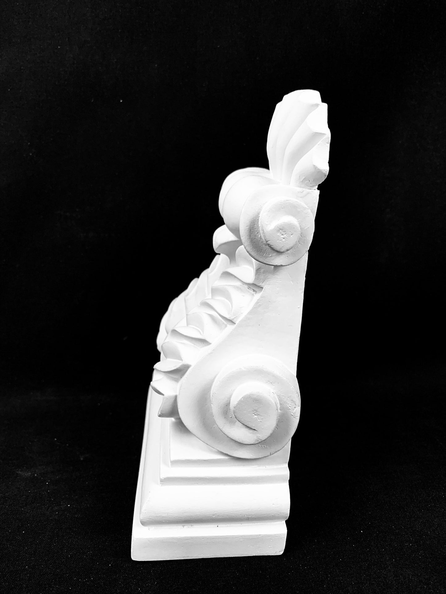 Shell Crest Leaf Corbel