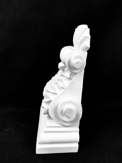 Shell Crest Leaf Corbel